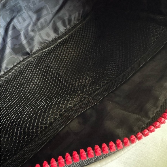 True Religion Toiletry Bag Men's
Grey /Red Quadry Horseshoe Logo... - Picture 5 of 8